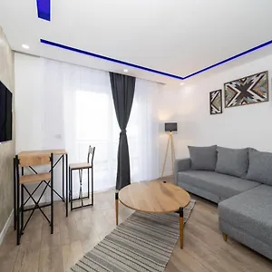  Апартаменты Cozy With Central Location In